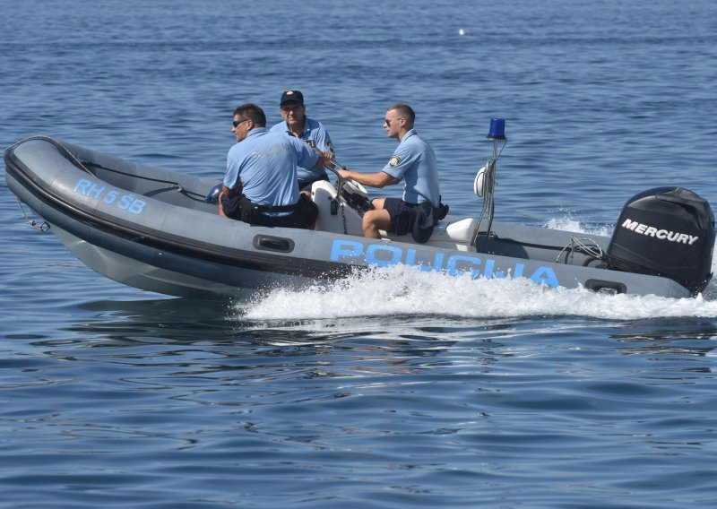 Policija uhitila jednu osobu zbog vađenja trpova i amfore iz mora