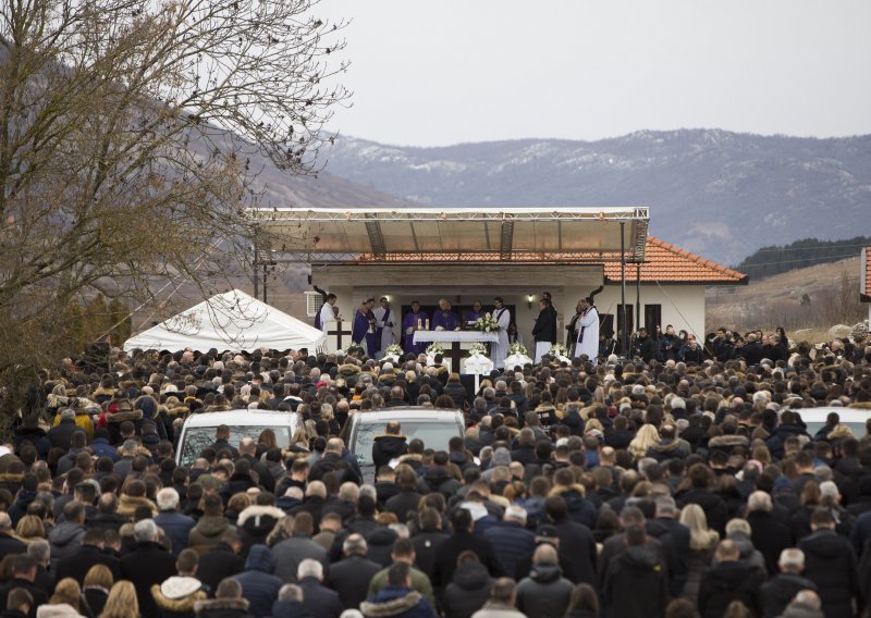 Tisuće okupljenih na sprovodu šestero mladih koji su stradali u novogodišnjoj noći: 'Zamolimo Boga za snagu novoga početka'