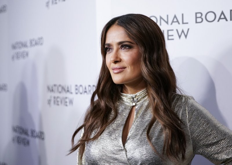 Salma Hayek raspametila fanove: Skinula se u bikini i pohvalila raskošnim oblinama od kojih zastaje dah