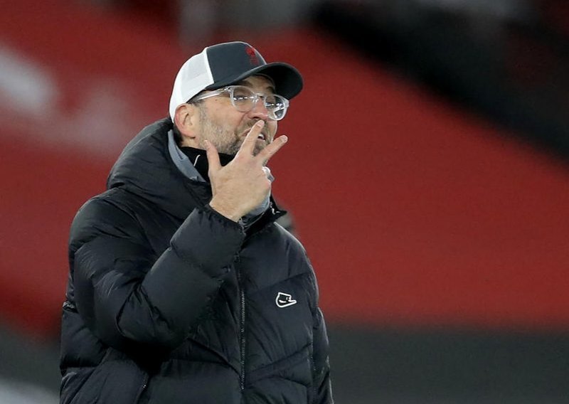 Trener Liverpoola Klopp na pitanje o spornom penalu ni sa čim izazvan narugao se Manchester Unitedu; je li pretjerao?