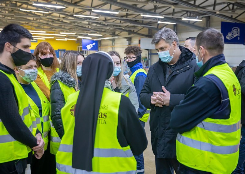 Plenković posjetio distribucijski centar Caritasa, razgovarao s biskupom Košićem