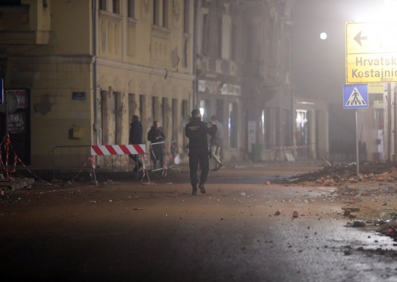 Bilanca novog potresa: Šteta na nizu zgrada, jedna kuća kod Gline nagnula se na cestu, mještani sela Pecki spavaju u šatoru...