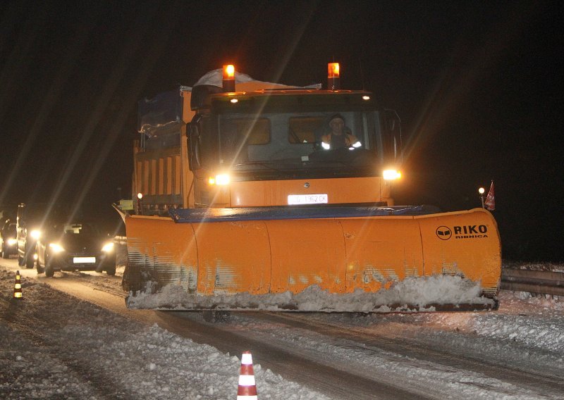 Problemi u prometu: Zbog prevrtanja autobusa kod Jastrebarskog vozi se u jednom smjeru na A1, za kamione nema prohodnih cesta prema Istri...