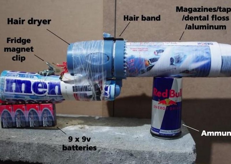 Od časopisa, baterije i dezodoransa napravio pištolj. I radi!