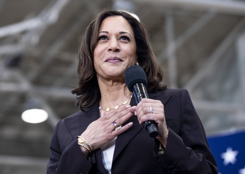 Kamala Harris pokrenula novi modni trend: Žene diljem svijeta u njezinu čast nose starke i bisere