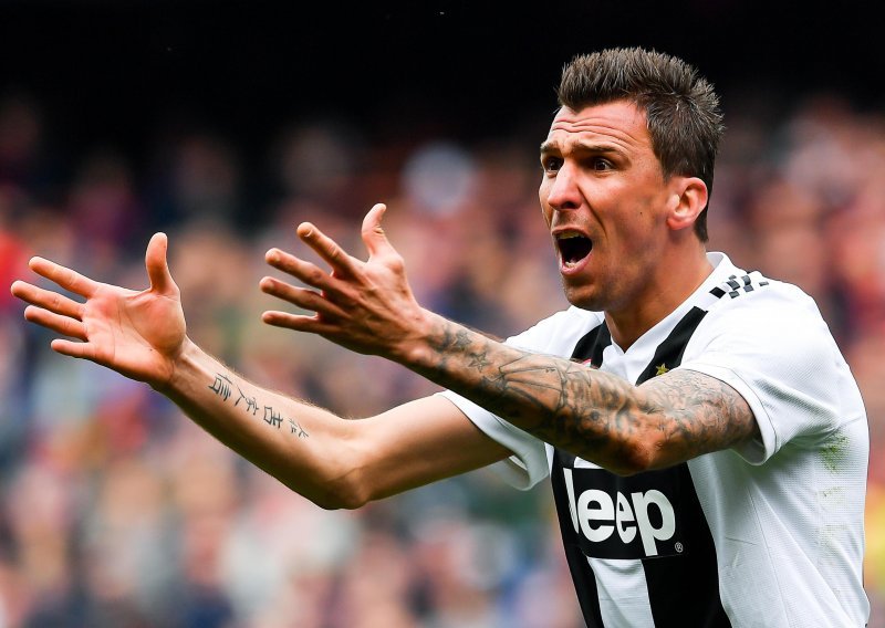 Mandžukić potpisao za Milan, a ubrzo su se javili i navijači Juvea; Hrvatu su poslali jasnu poruku, a nije dugo trebalo čekati ni na njegov odgovor