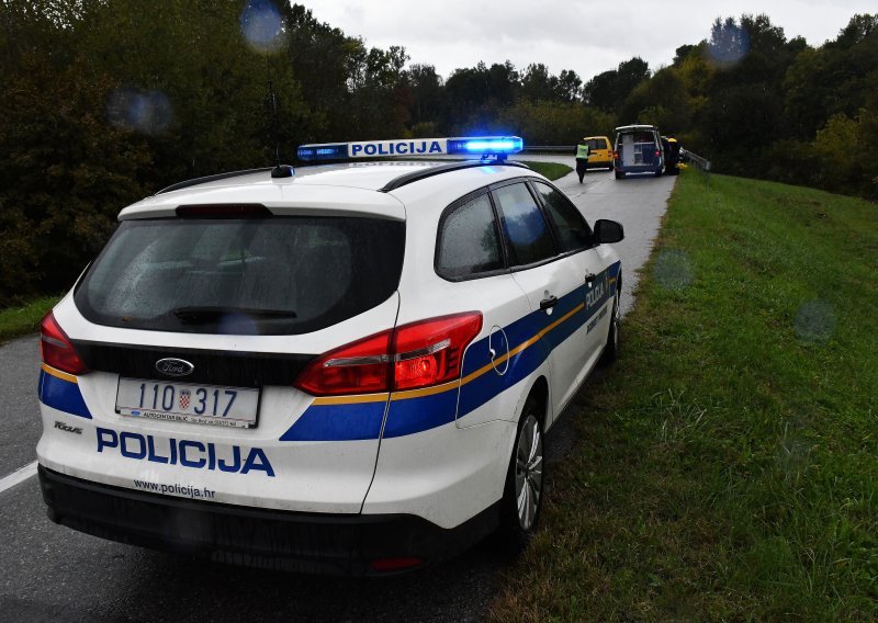 Teška nesreća u Lici: Vozač osobnog automobila poginuo u sudaru s kamionom