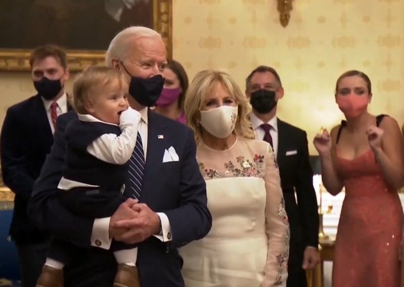 Prizor koji je dirnuo srca mnogih: Joe Biden zaplesao s 10-mjesečnim unukom Beauom, koji je dobio ime po pokojnom stricu