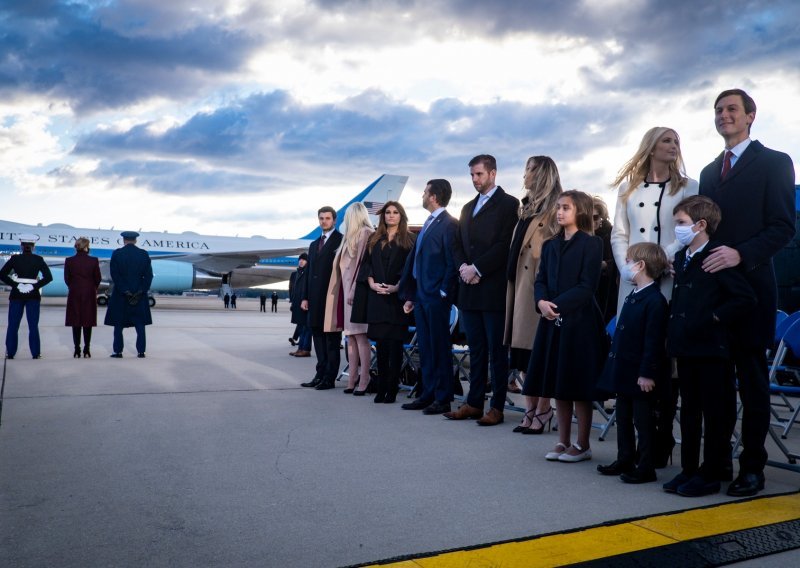 Obitelj Trump napustila je Washington, no svi se pitaju gdje je nestao Barron