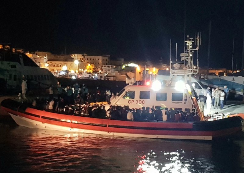 Sedam spašenih, 21 nestao u moru u havariji broda s migrantima kod Lampeduse