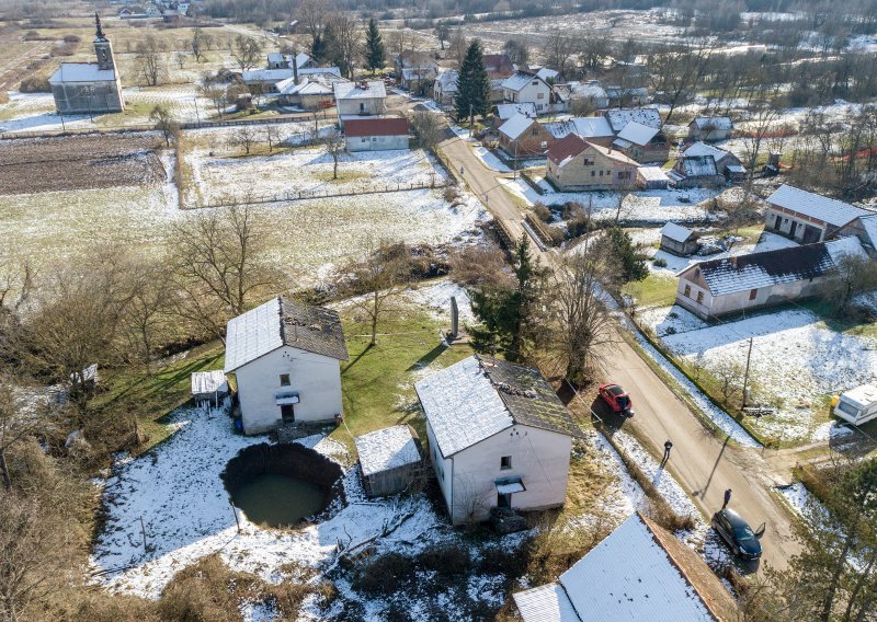 U Mečenčanima se otvorila osamdeset i deveta vrtača, sada je počela izbijati i voda iz zemlje