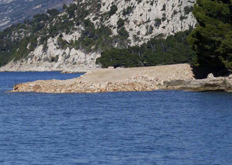 U more i na plažu u Makarskoj nasuli građevinske iskope. Stručnjaci  zaronili; Do 6,5 metara dubine sve je pod zemljom. Tu nema života