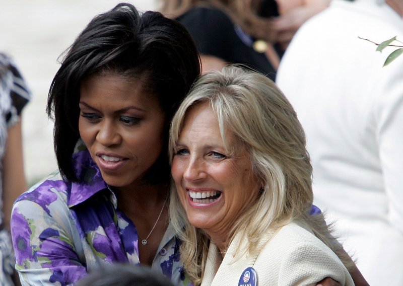 Jill Biden osobnim se poklonom zahvalila Michelle Obami na svemu, bivša prva dama ne krije oduševljenje