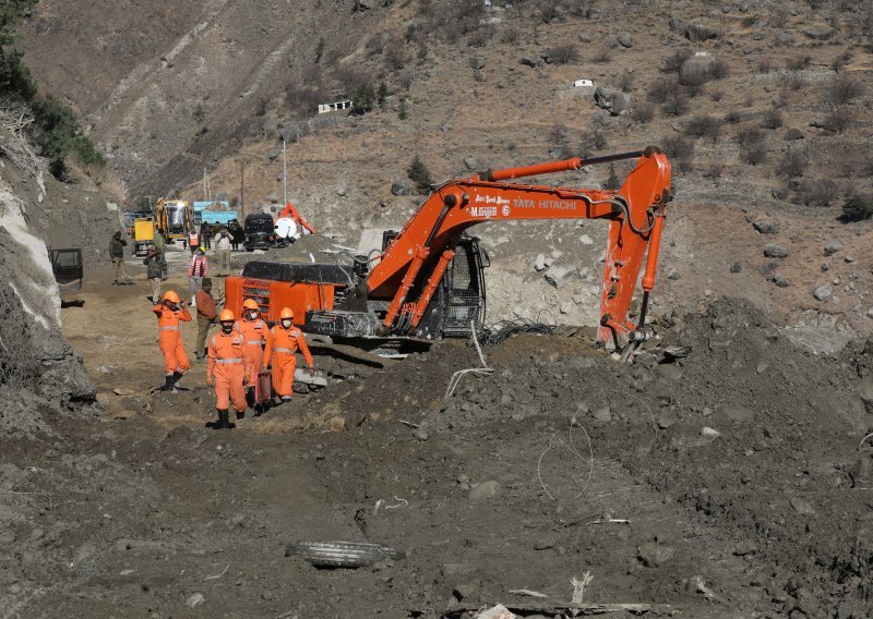 Indija: Krenulo bušenje prema zatrpanom tunelu s radnicima