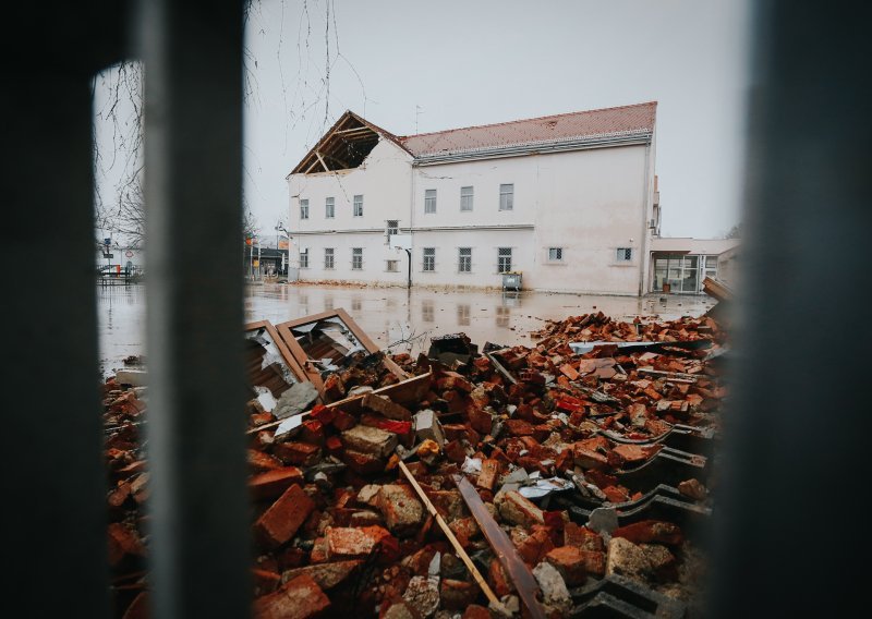 Slovenija donirala devet kamiona drvne građe za Petrinju