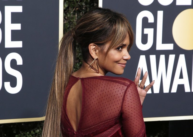 Halle Berry opet mami uzdahe utegnutim trbušnjacima i atributima skrivenima iza leptira