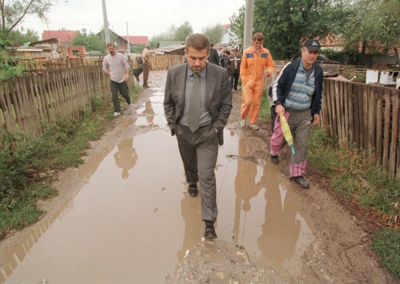 Antologijska fotografija Milana Bandića koja mu je obilježila vladavinu: U finim cipelama doslovno je zagazio u blato u Kozari putevima