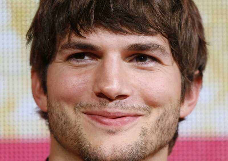 Ashtonu Kutcheru ne smeta da ga zovu 'kreten'