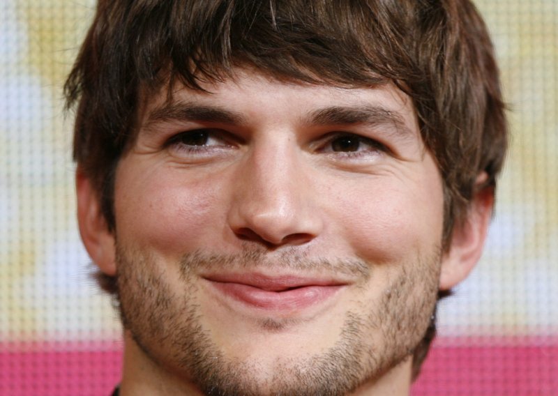 Ashton Kutcher potukao CNN na Twitteru