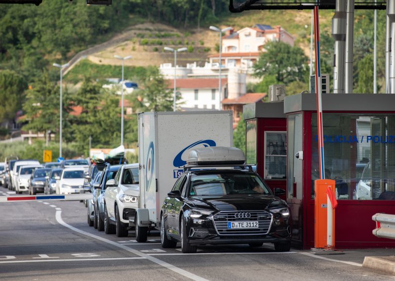 Slovenski državljani zatečeni na GP Plovanija s lažnim PCR testovima