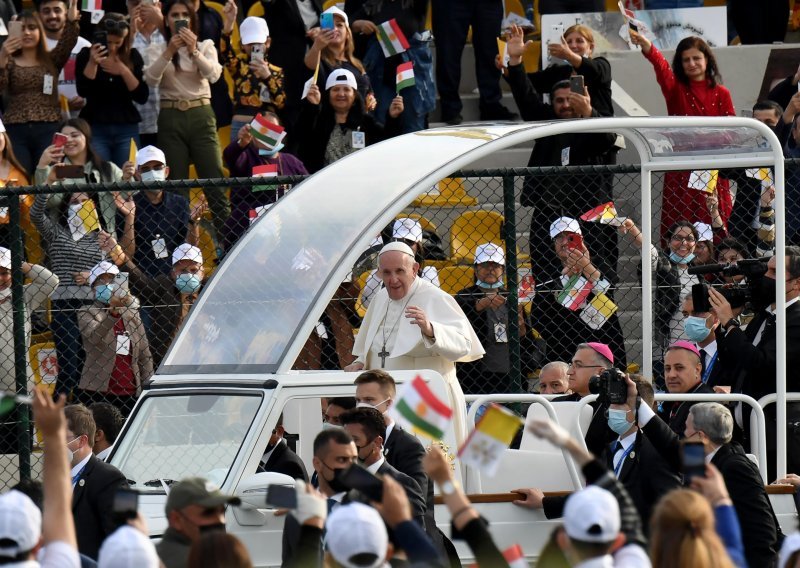 [FOTO] Papa u Erbilu održao najveću misu za posjeta Iraku, dočekale ga tisuće vjernika