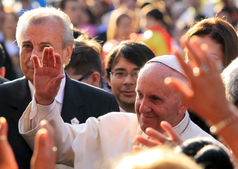 Papa Franjo prekinuo staru dilemu: Maradona ili Pele?
