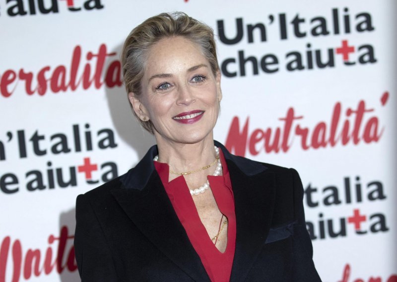 Pridružila se slavnim kolegama: Sharon Stone pohvalila se da je primila prvu dozu cjepiva protiv covida