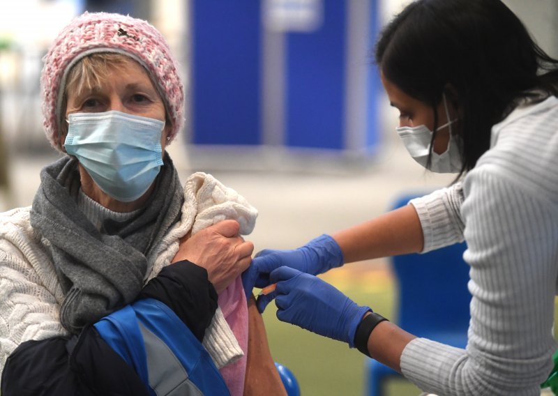 Britanija će ponuditi višak cjepiva drugima kad cijepi svoje stanovnike