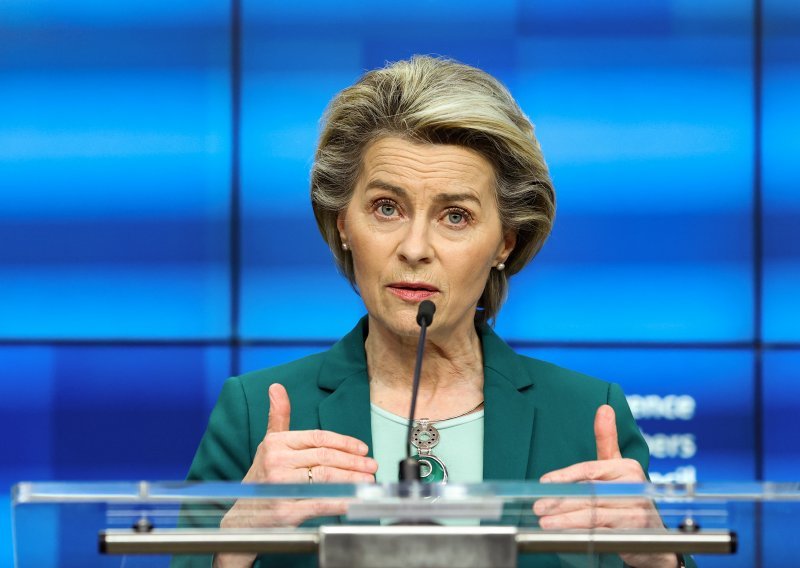 Von der Leyen: AstraZeneca prvo treba ispuniti ugovor pa onda izvoziti