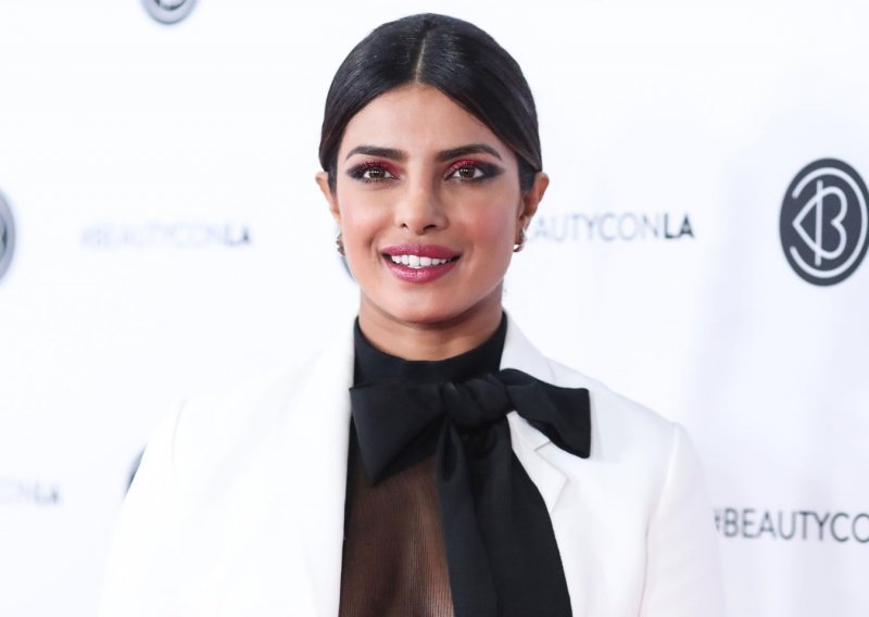 Teško ćete je prepoznati: Priyanka Chopra pokazala kako je izgledala u mladosti, prije operacije nosa