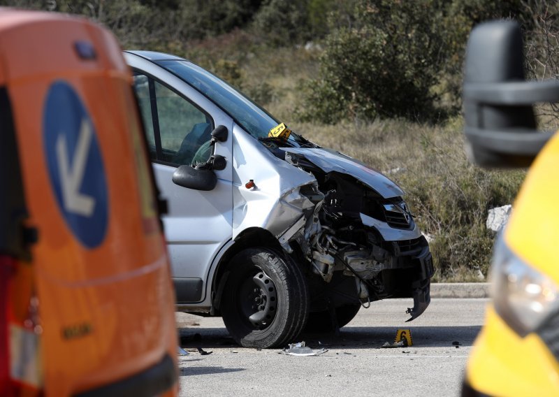 Tragedija kod Slavonskog Broda: Mladić automobilom sletio s ceste, udario u stablo pa u vodocrpilište i poginuo