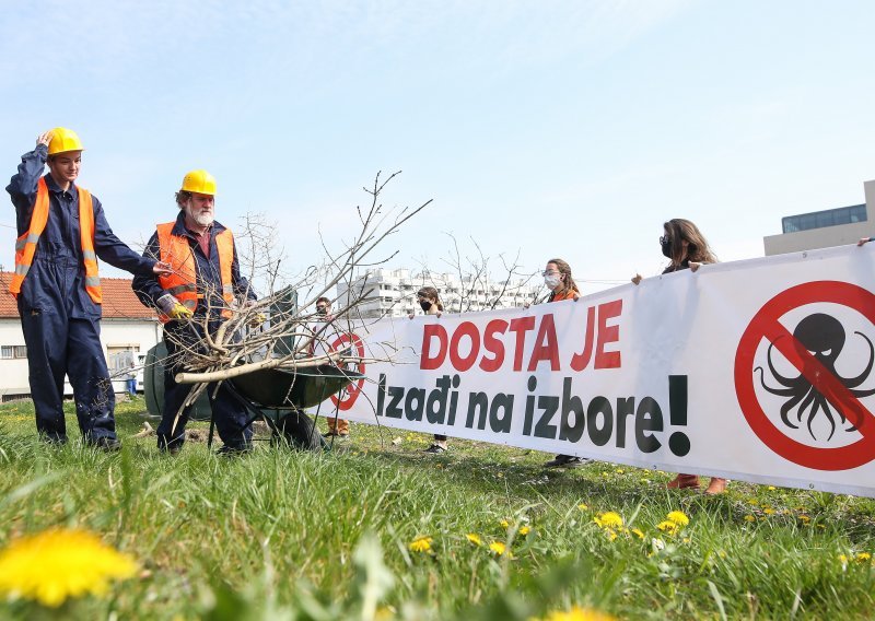 Zelena akcija i Pravo na grad performansom ispred NSK pozvali na izbore