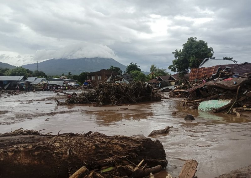Najmanje 50 mrtvih u poplavama i odronima u Indoneziji i Istočnom Timoru