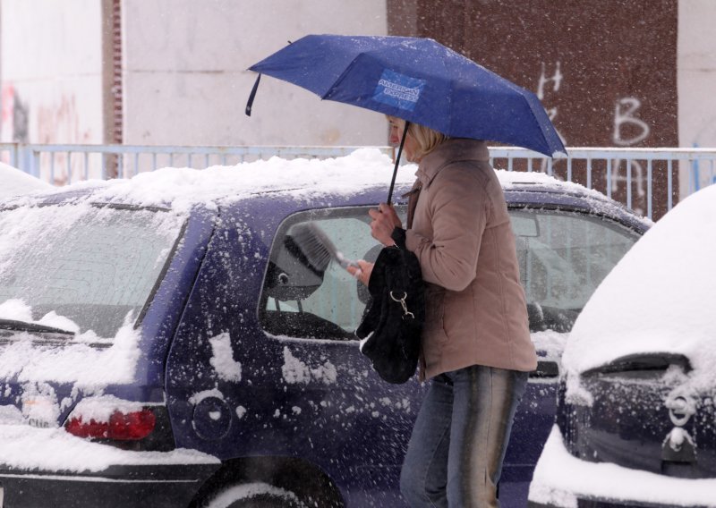 BiH: Snijeg i u Mostaru, na Bjelašnici produžena skijaška sezona