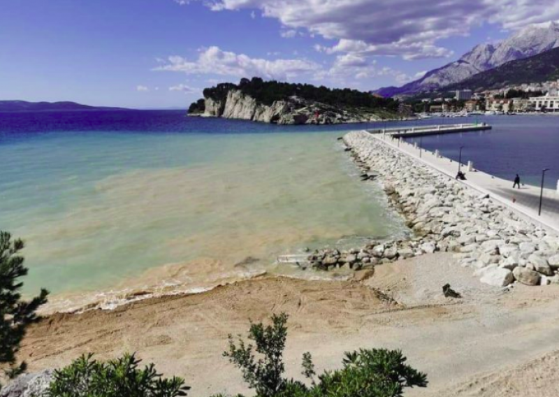 Prosvjednica iz Zadra nakratko obustavila nasipanje plaže u Makarskoj. Gradonačelnik Brkan: Uvezeni aktivisti nam ne trebaju