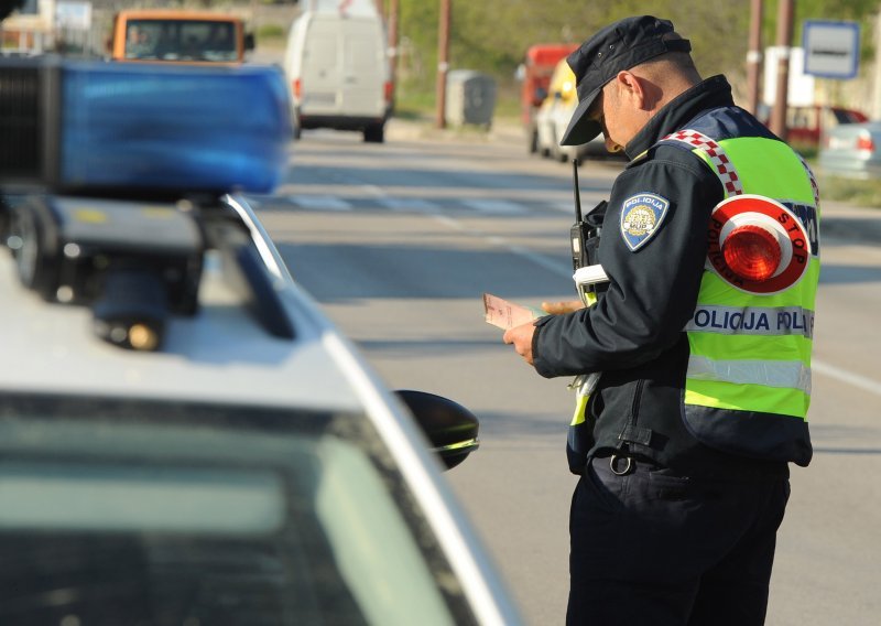 Vozačica kod Čakovca nije držala razmak pa se zabila u autobus ispred sebe; ozlijeđeni su i ona i putnik iz autobusa