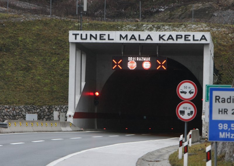 U tunelu Mala Kapela poginuo muškarac, jedna osoba teško ozlijeđena