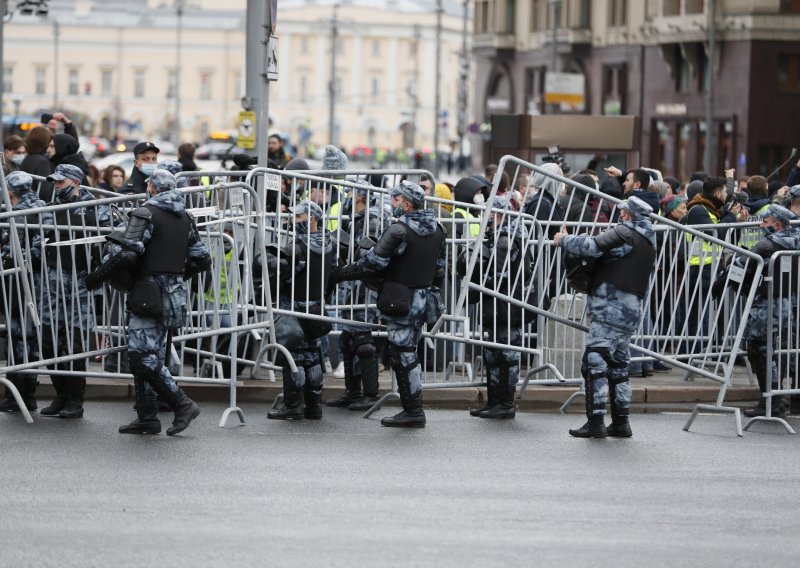 Rusija privela gotovo 200 ljudi na prosvjedima za Navaljnog