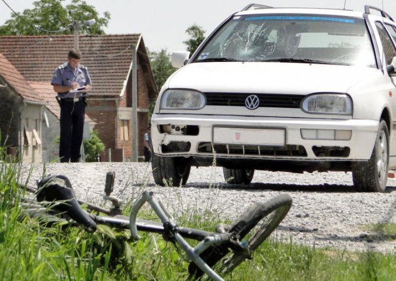 Dječak podletio biciklom pod automobil