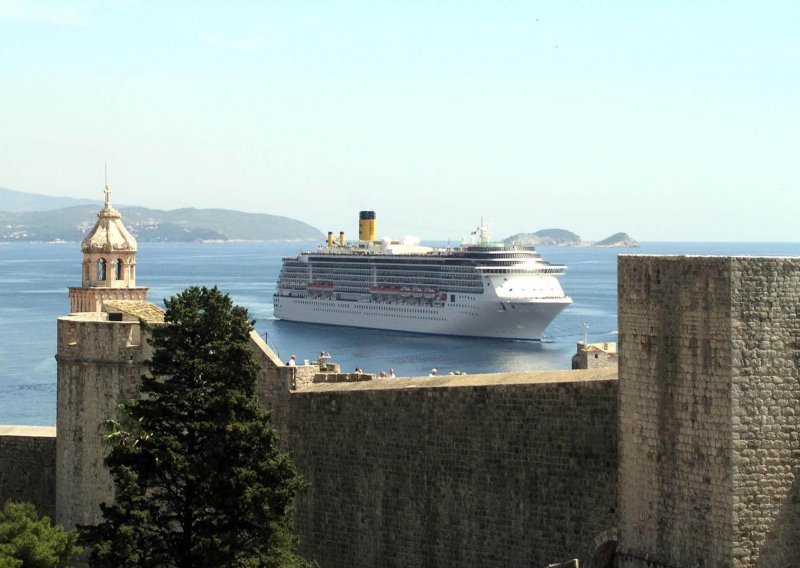 Kruzer u Dubrovniku kažnjen zbog ispuštanja čađe u more