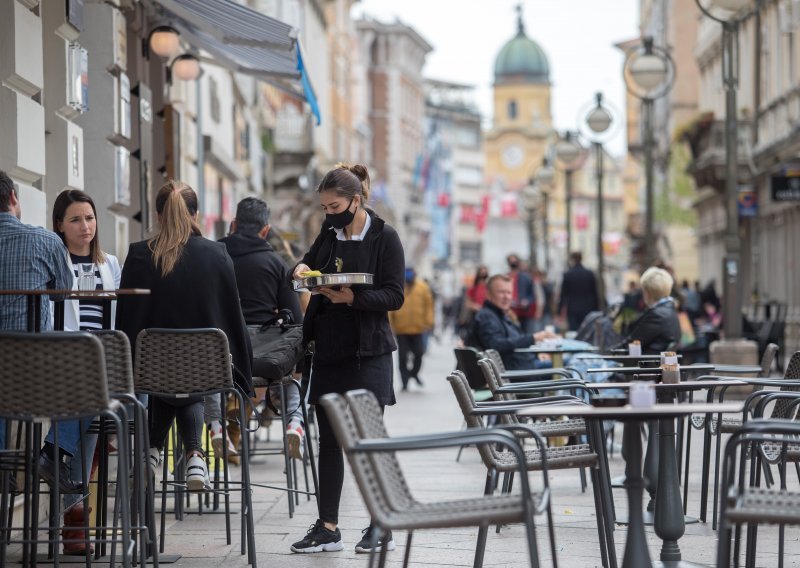 Ceh ugostitelja apelira: Ako u restoranima gosti mogu unutra, isto teba biti i u kafićima