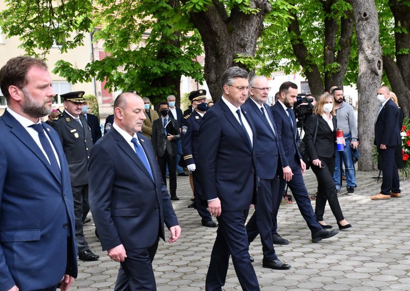 Plenković: Sloboda koju su dali hrvatski branitelji vrijednost koju moramo čuvati. Bitno da smo svi danas u Okučanima, za razliku od lani