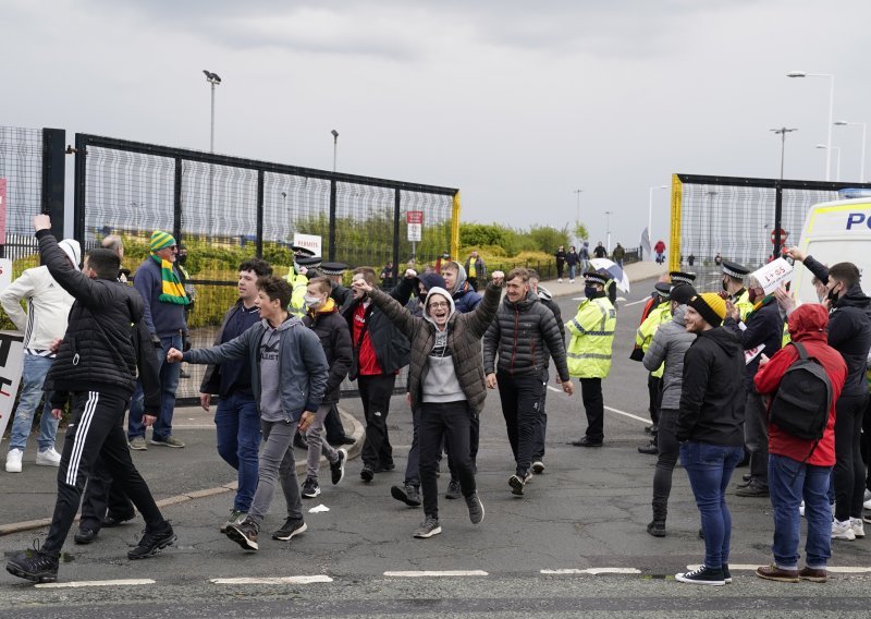 Stotine navijača provalilo u stadion Manchester Uniteda uoči derbija s Liverpoolom; izazvali totalni kaos, sukobili se s policijom i odgodili utakmicu