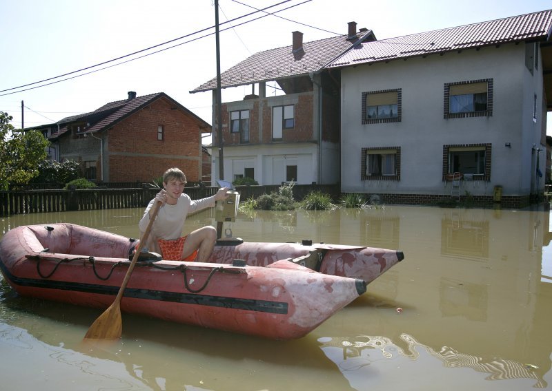 Sava probija nasipe, stanovnici evakuirani