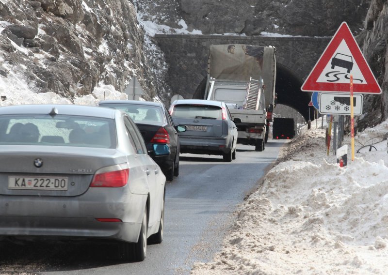 Bura i snijeg i dalje otežavaju odvijanje prometa