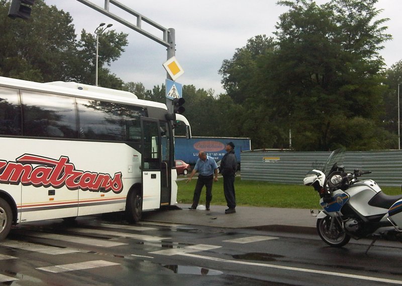 Autobus nakrivio semafor kod Bundeka