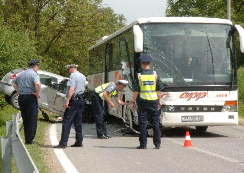 Dvoje ozlijeđenih u sudaru gradskog autobusa i BMW-a