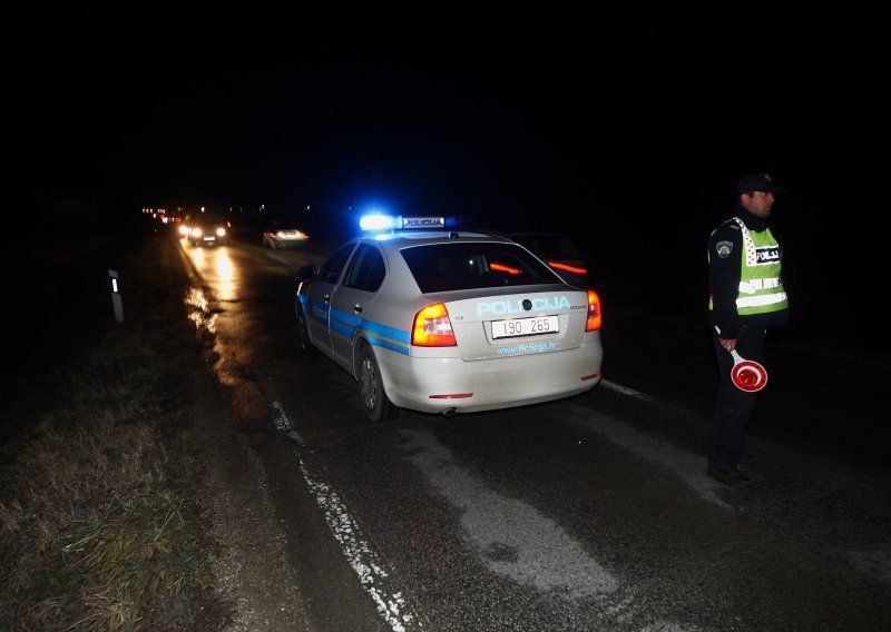 Teška nesreća kod Klisa, autom sletjeli s ceste. Jedna osoba na mjestu mrtva