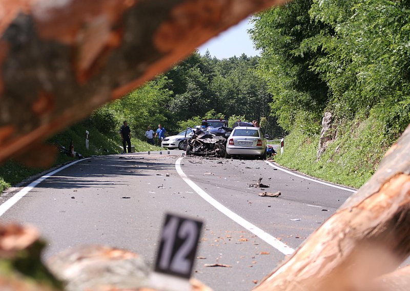 Stravičan sudar kod Slunja, vozač mrtav