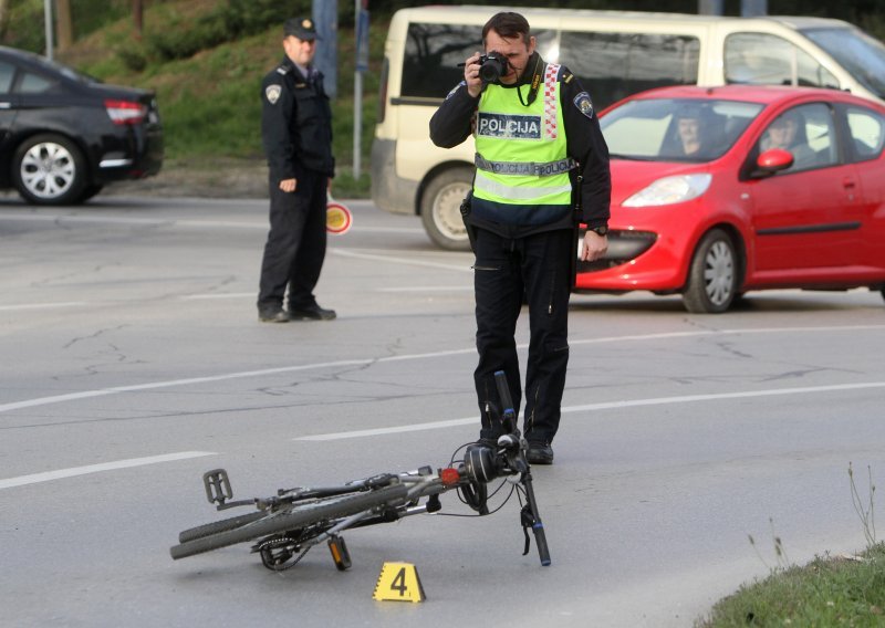 Dječak ima ozljede opasne po život nakon što je na njega dok je vozio bicikl naletio automobil